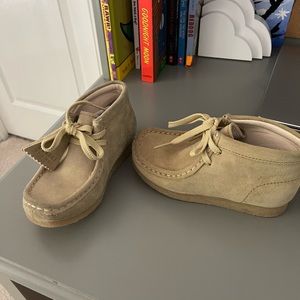Clarks toddler size 11. Like new. Wore once.